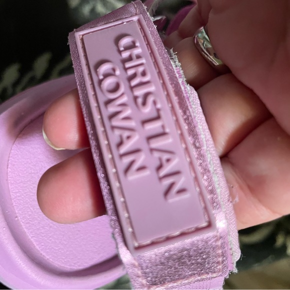 Pink Teva sandals - Picture 3 of 4